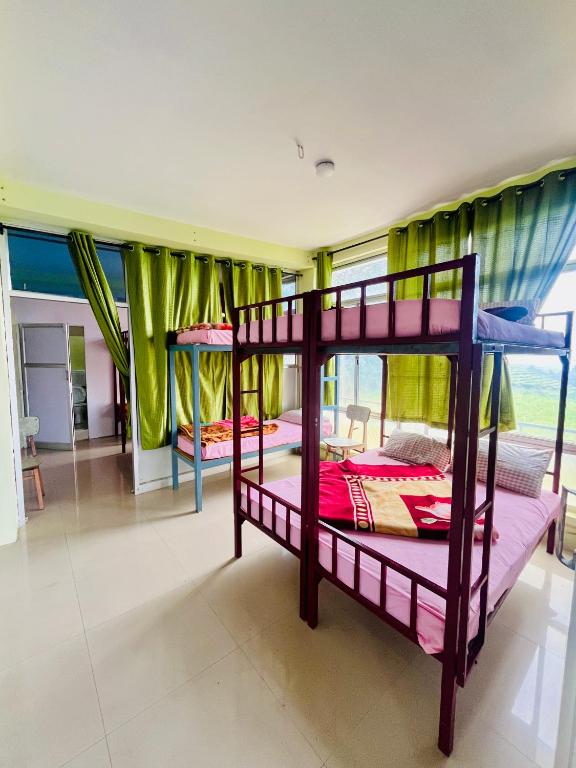 Postel nebo postele na pokoji v ubytování Violet Residency Ooty