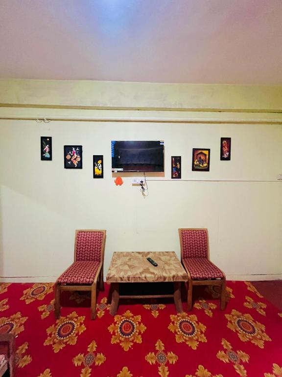 TV a/nebo společenská místnost v ubytování Violet Residency Ooty