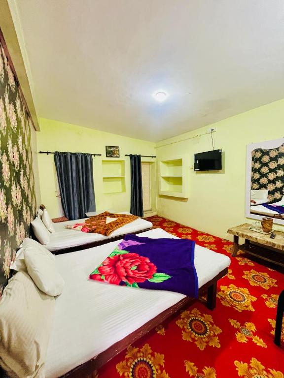 Postel nebo postele na pokoji v ubytování Violet Residency Ooty