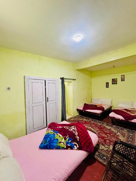 Postel nebo postele na pokoji v ubytování Violet Residency Ooty