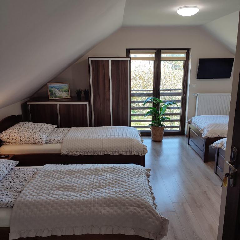 Postel nebo postele na pokoji v ubytování Jurajskie Pokoje Pod Lasem