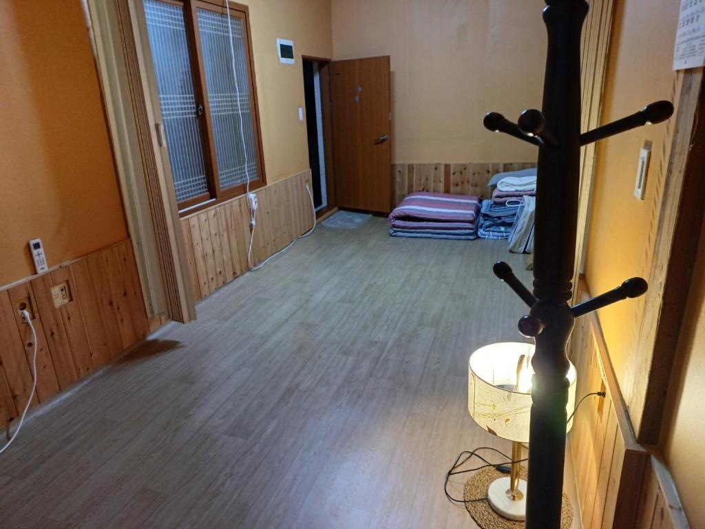 Postel nebo postele na pokoji v ubytování Pet Friendly Hanok Temple Stay