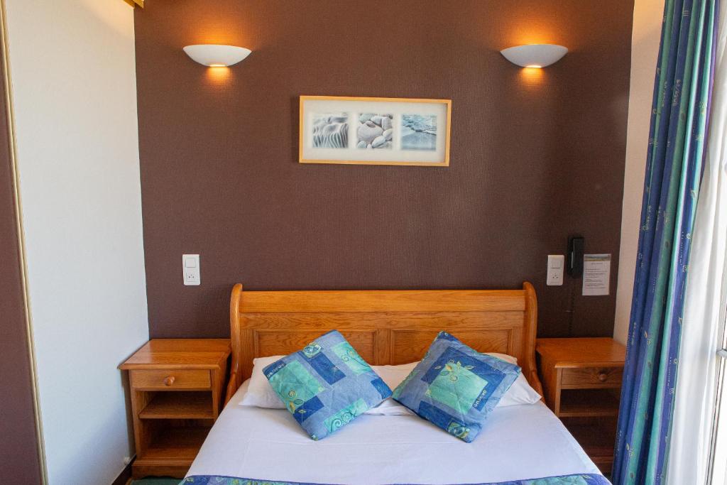 Postel nebo postele na pokoji v ubytování Logis Hotels - Le relais des deux vallées - Hôtel et restaurant
