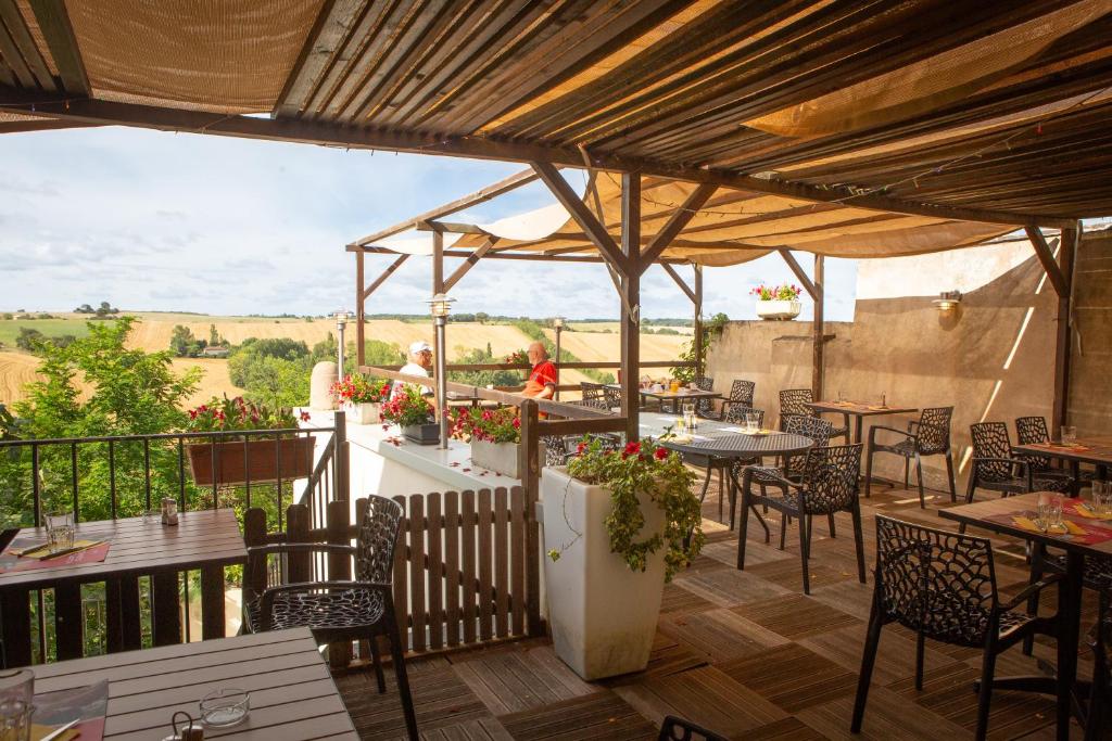 Balkón nebo terasa v ubytování Logis Hotels - Le relais des deux vallées - Hôtel et restaurant