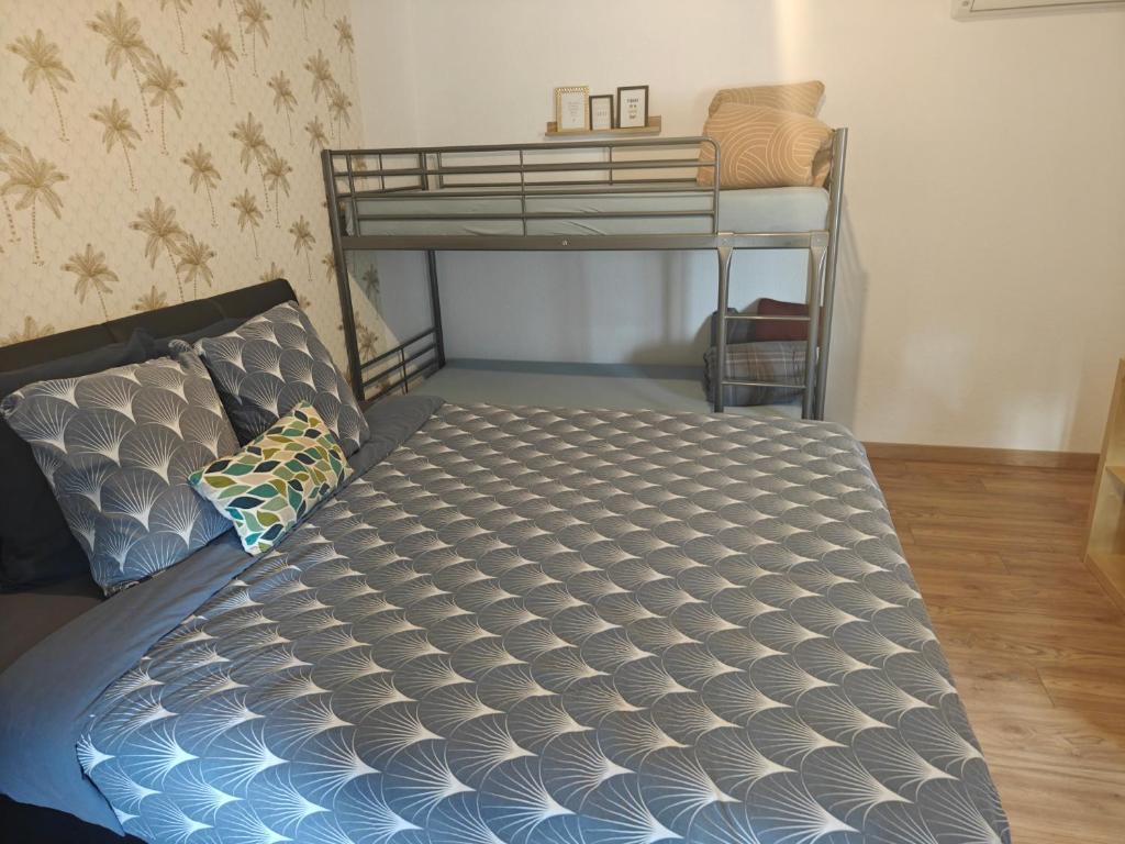 サン・ルイにあるAuberge du manala chambre 4 personnes 24-24の二段ベッドが備わるドミトリールームのベッド1台分です。