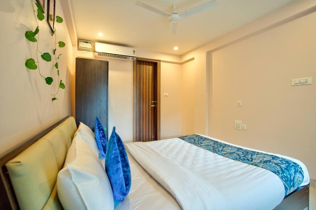 Postel nebo postele na pokoji v ubytování Luxurious 2BHK With Pool