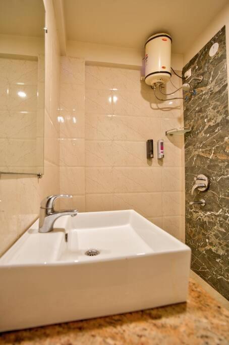 Koupelna v ubytování Luxurious 2BHK With Pool