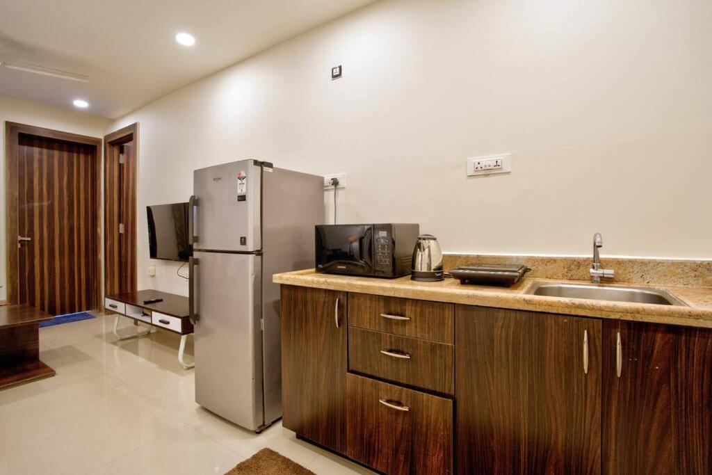 Kuchyň nebo kuchyňský kout v ubytování Luxurious 2BHK With Pool