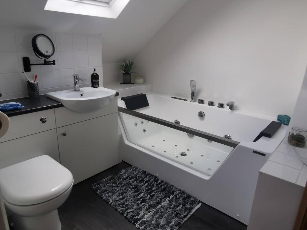 Foto dalla galleria di Relaxing Attic Room with En-suite Jacuzzi bath a Kent