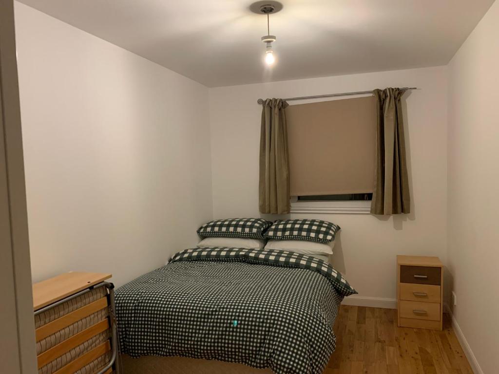 een kleine slaapkamer met een bed met 2 kussens bij Morrisons 2 weeks plus city centre 2 bedroom Apt in Aberdeen
