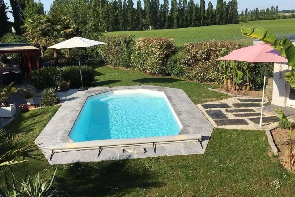 Πισίνα στο ή κοντά στο Le chalet sous les arbres