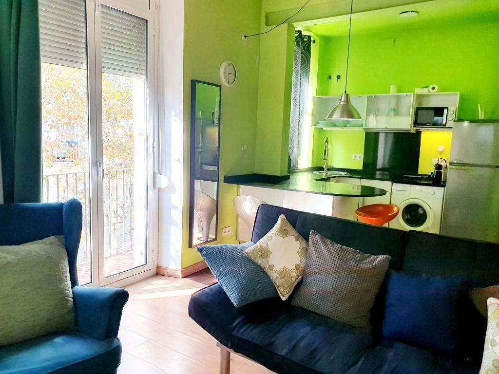 a living room with a couch and a kitchen at Apartamento Llibertat centro in Vilanova i la Geltrú