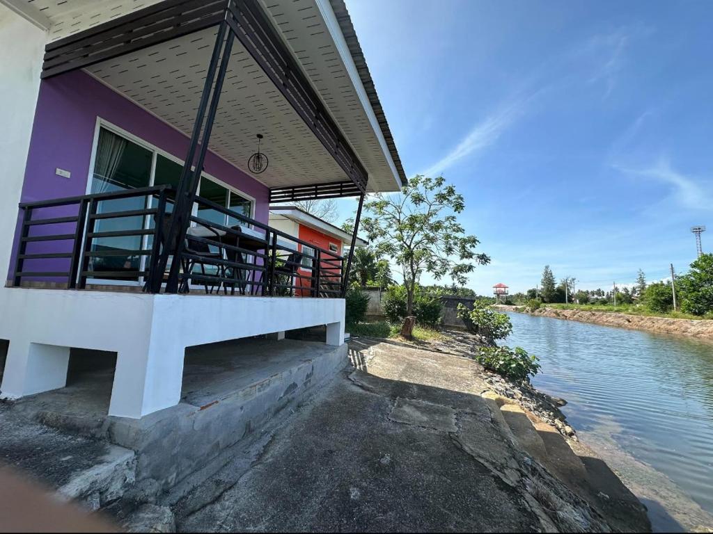 Výhled na řeku, která protéká v blízkosti hotelu