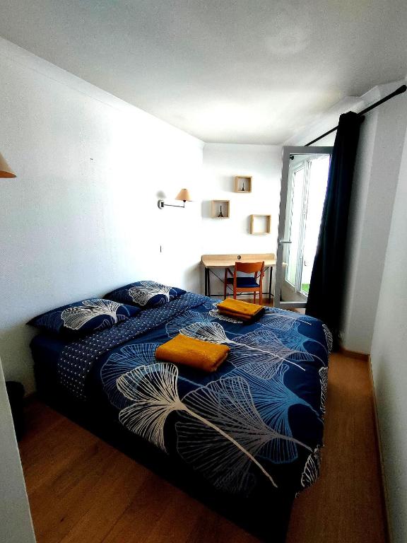 une chambre avec un lit avec deux oreillers dessus dans l'établissement La Défense, Cozy Appartment 2 rooms, à Courbevoie