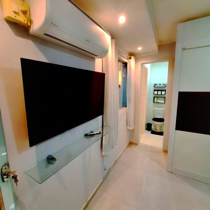 a flat screen tv on a wall in a room at Casa aconchegante no centro de Remanso in Remanso