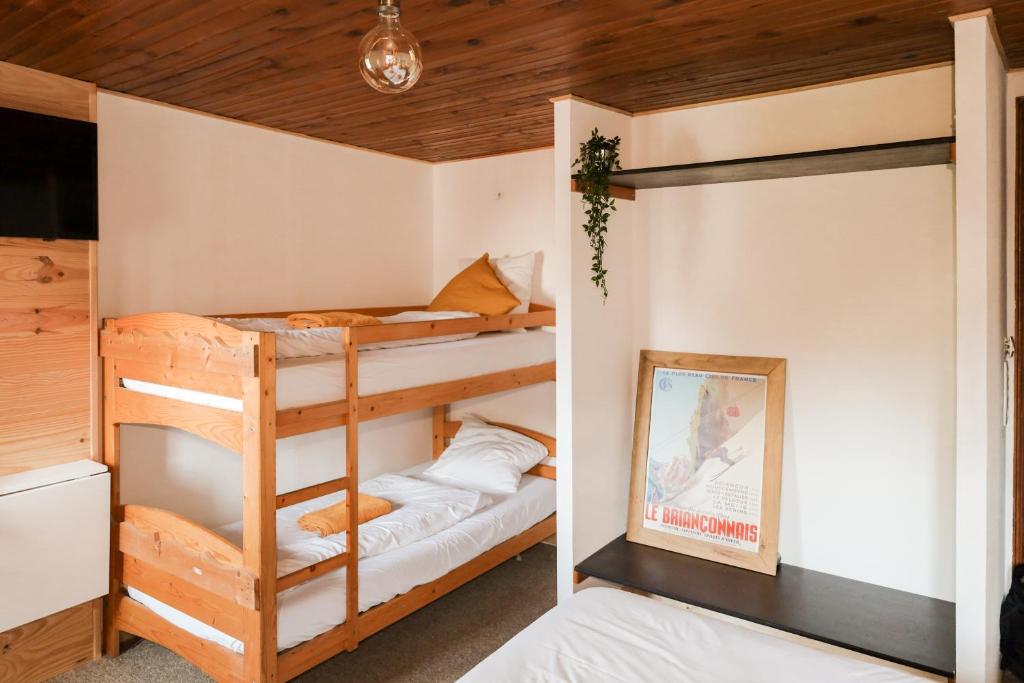 Postel nebo postele na pokoji v ubytování Hotel Le Pied Moutet