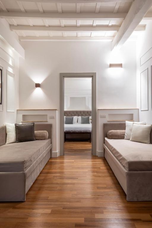 Palazzo Goldoni Condotti Collection - 12