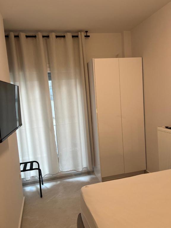 TV a/nebo společenská místnost v ubytování SimOtel Downtown Suite