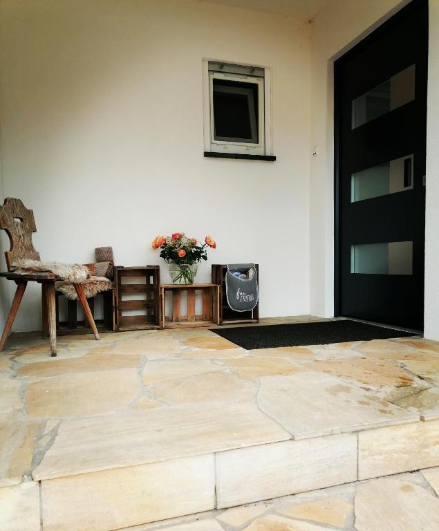 a room with a door and a table and a chair at Modernes Apartment - Neustadt an der Weinstraße in Neustadt an der Weinstraße