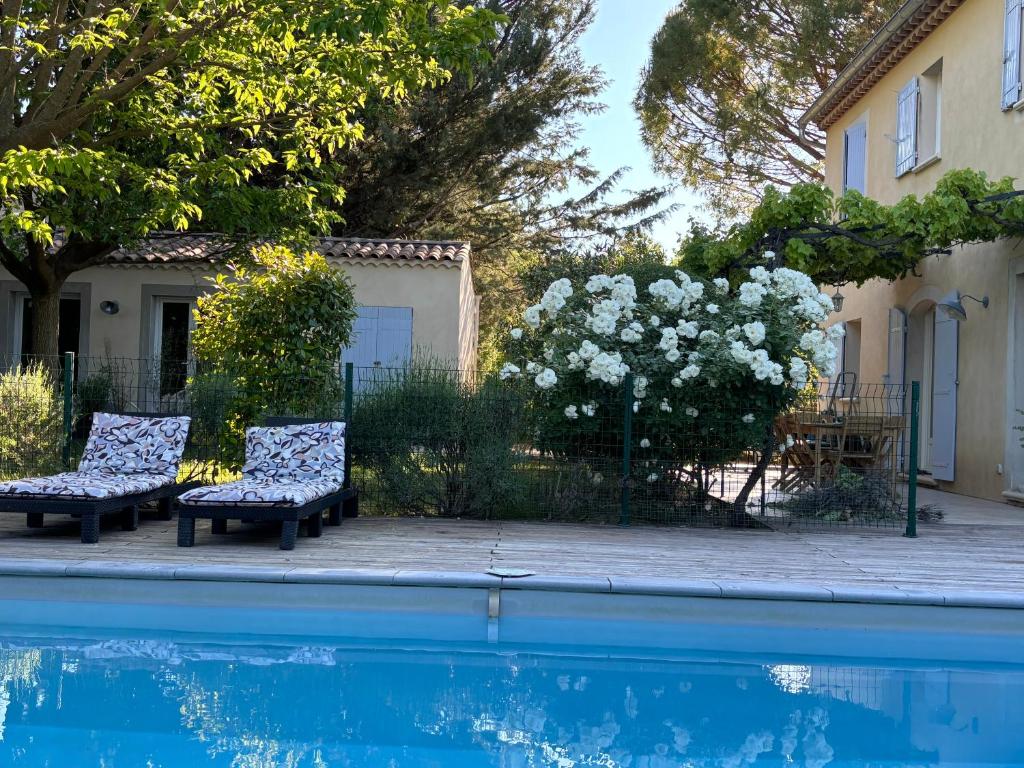 Bazén v ubytování Joli gite en Provence avec piscine nebo v jeho okolí