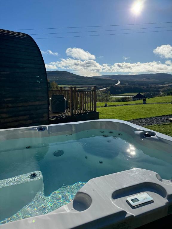 Bazén v ubytování Daviot Luxury Pods nebo v jeho okolí