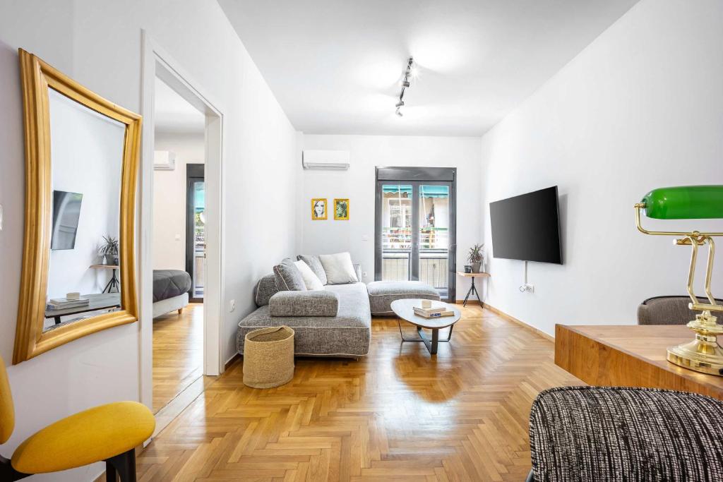 Modern 2BR in Exarchia l Ensuite Baths & Workspace