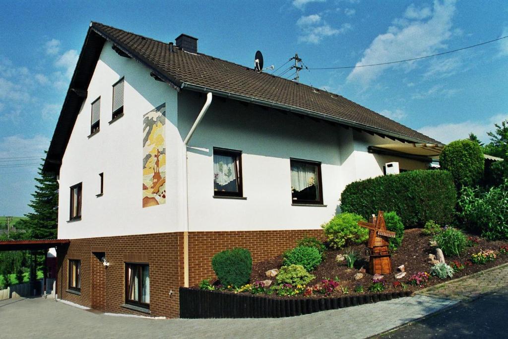 ein Haus mit Garten davor in der Unterkunft Ferienwohnung Maué in Bickenbach