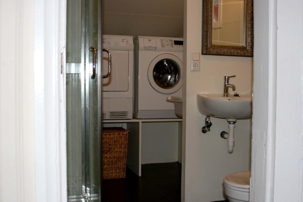 Koupelna v ubytování Hofdi Guesthouse