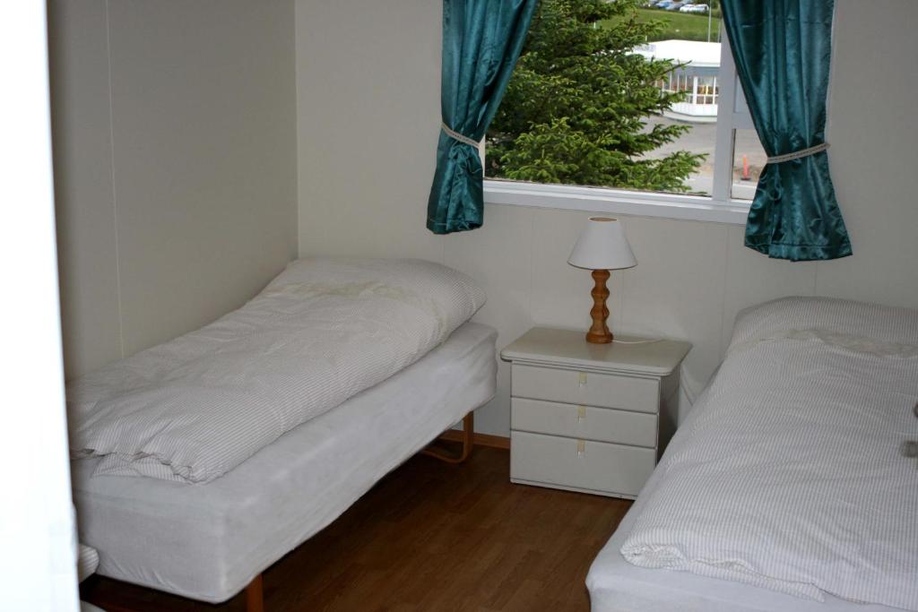 Postel nebo postele na pokoji v ubytování Hofdi Guesthouse