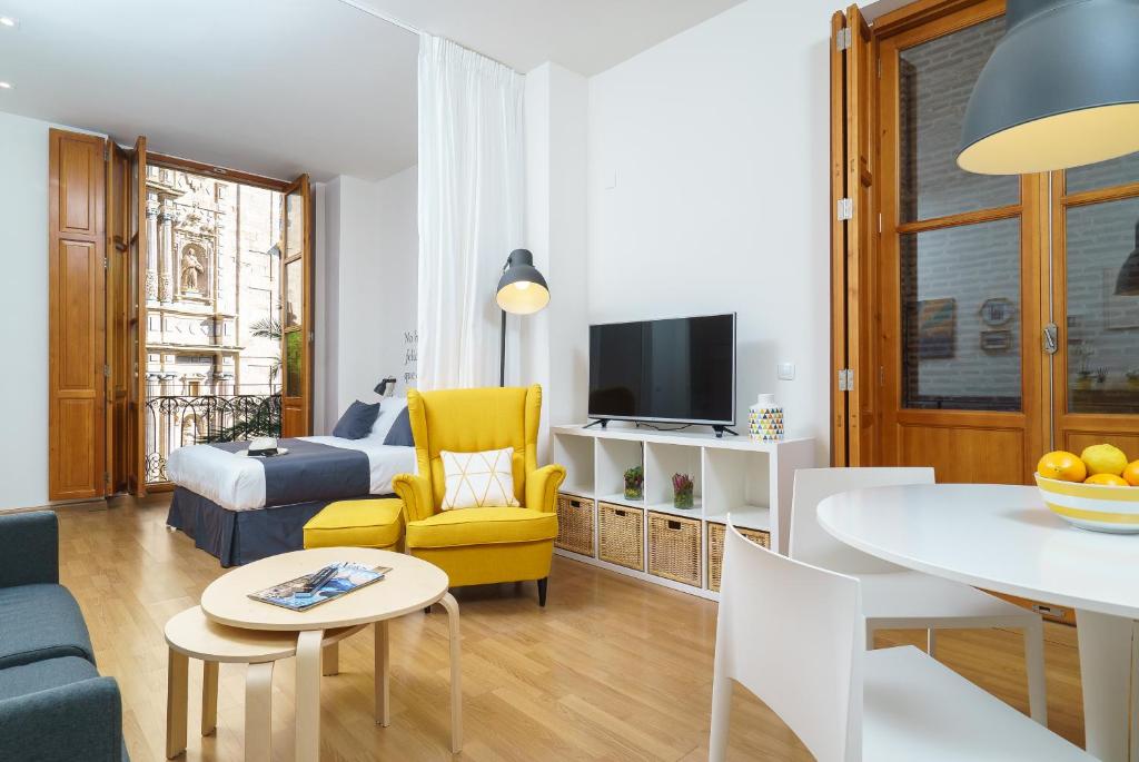 a living room with a bed and a dining room at Valencia Home in Valencia