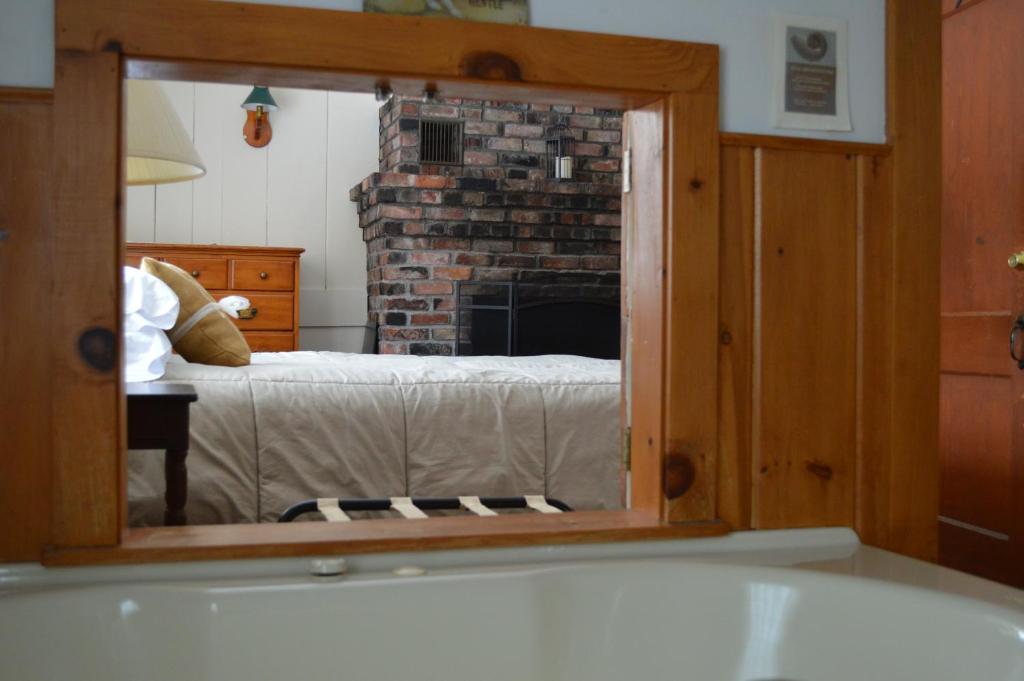 a bathroom with a fireplace and a bed in a room at Wiley Inn in Peru
