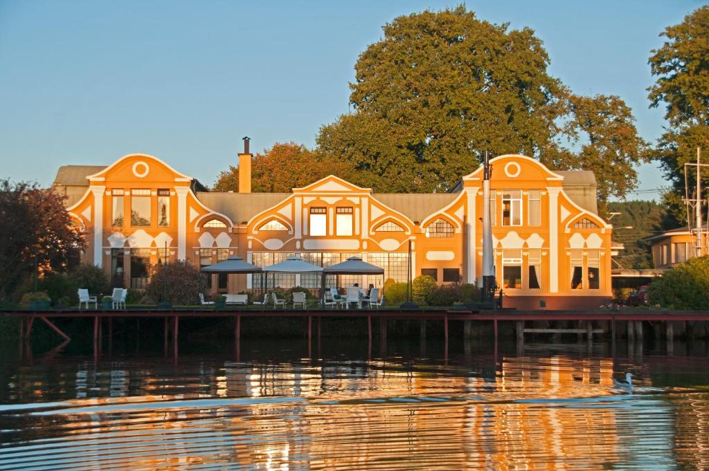 Výhled na řeku, která protéká v blízkosti hotelu