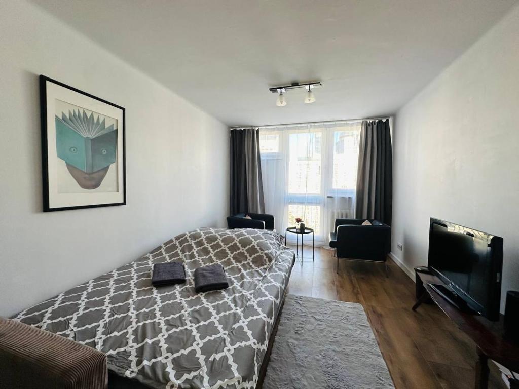 una habitación de hotel con una cama y un televisor en Warszawa Centralna Rooms, en Varsovia