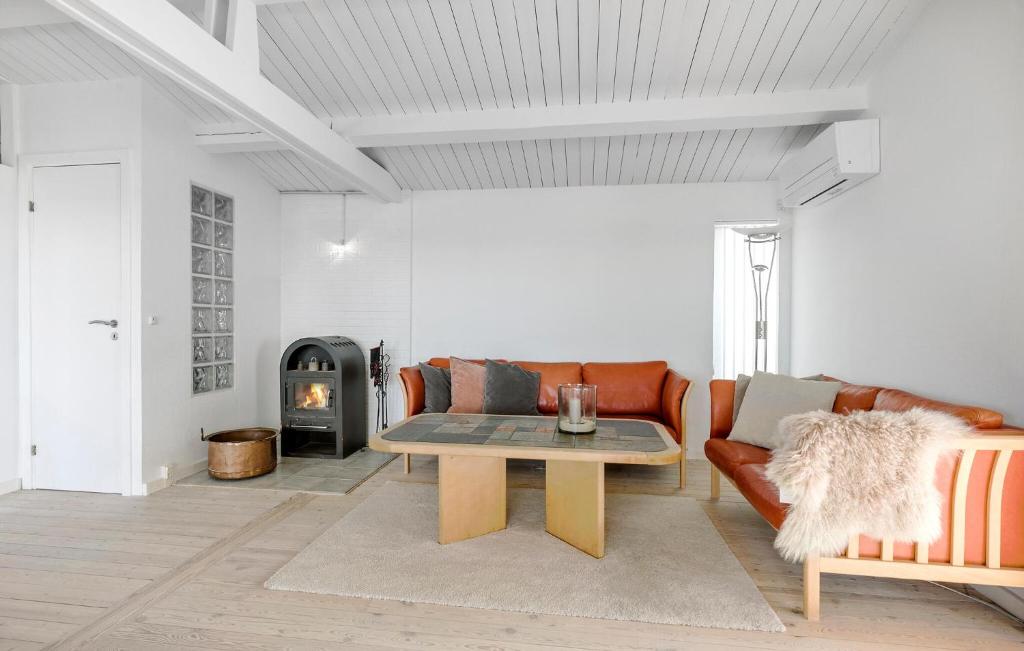 Posezení v ubytování Lovely Home In Ølsted With Kitchen