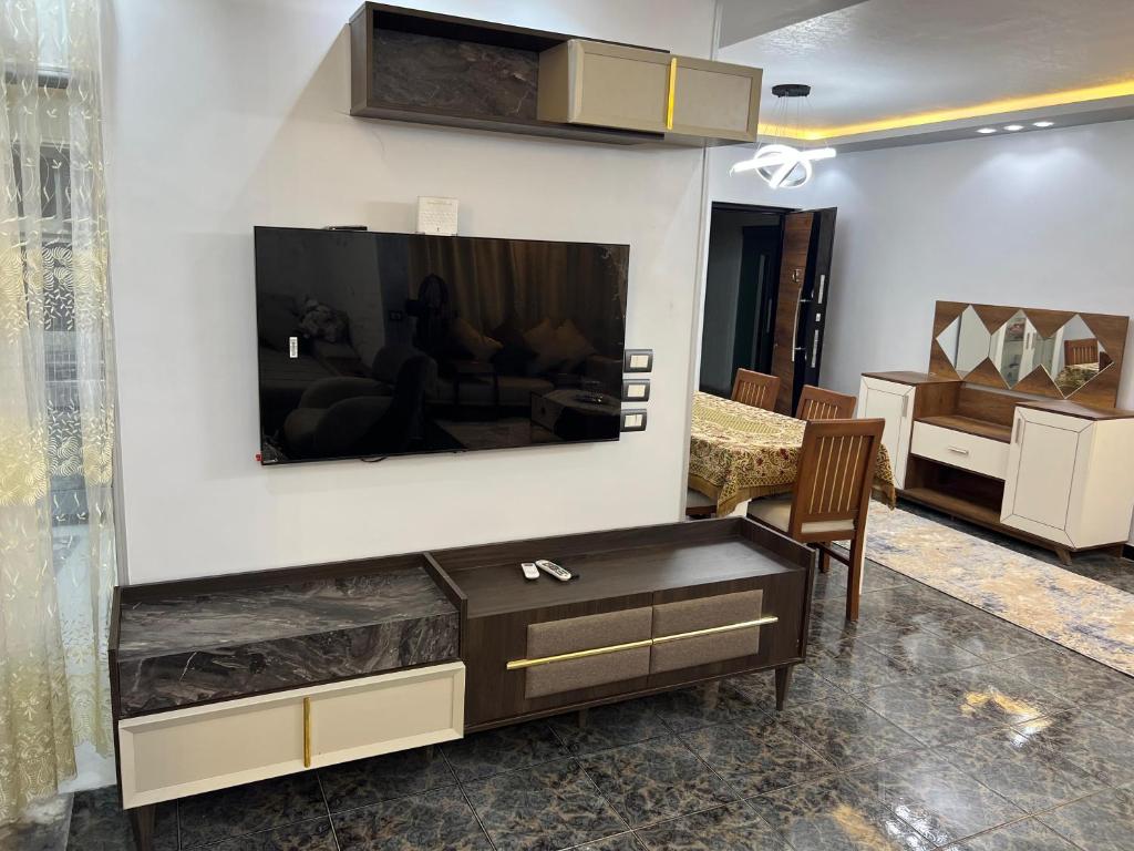 TV a/nebo společenská místnost v ubytování Three bedrooms apartment for Stars near city stars