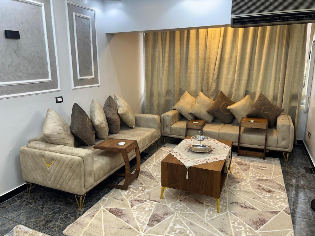 Posezení v ubytování Three bedrooms apartment for Stars near city stars