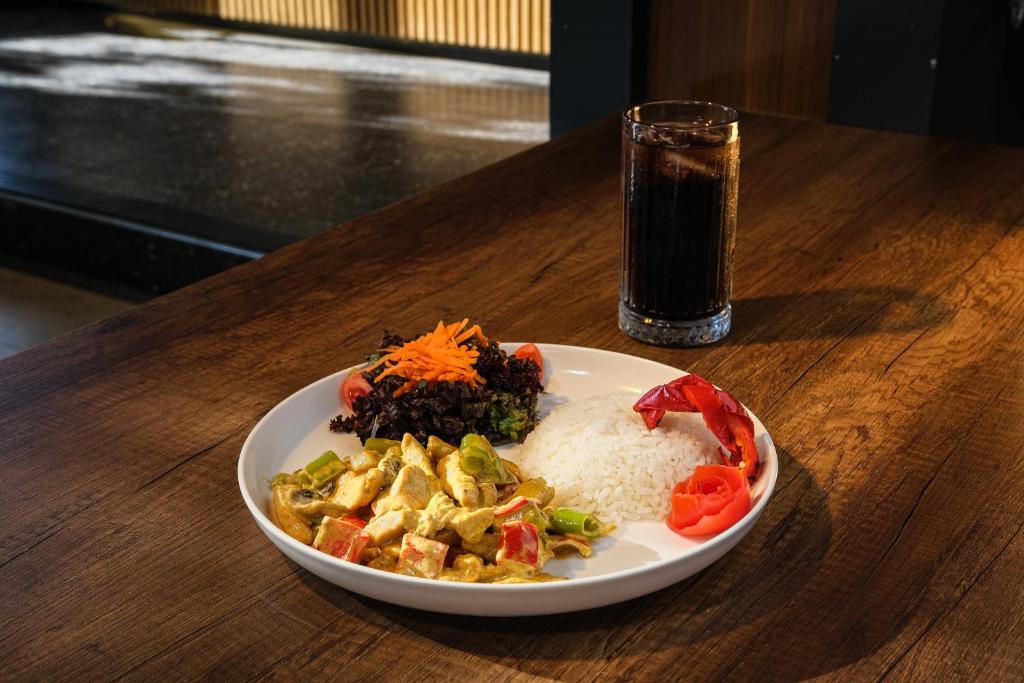 een bord eten met rijst en een drankje op een tafel bij Yeldeğirmeni Konuk Evi in Istanbul