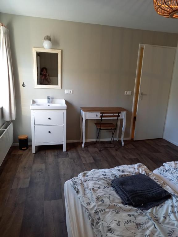 Postel nebo postele na pokoji v ubytování Vakantieverblijf Uit en Thuis