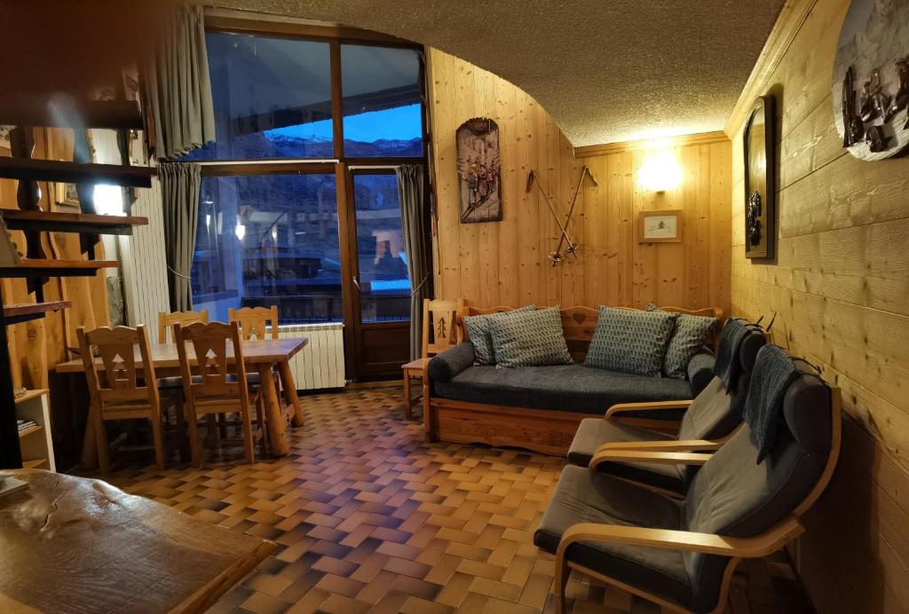 un salon avec un canapé et une table dans l'établissement MyHome - Génépis 33 - 4 pax skis aux pieds - Val Claret, à Tignes