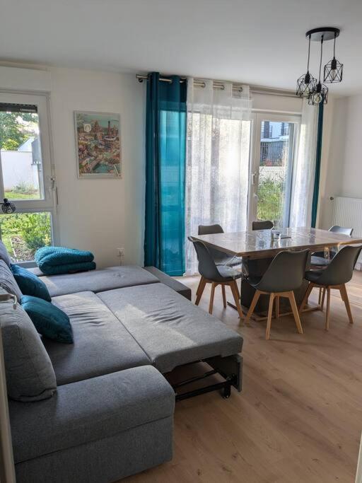 un salon avec un canapé et une table dans l'établissement Hébergement Verneuil tout confort neuf 68m carré, à Verneuil-sur-Seine