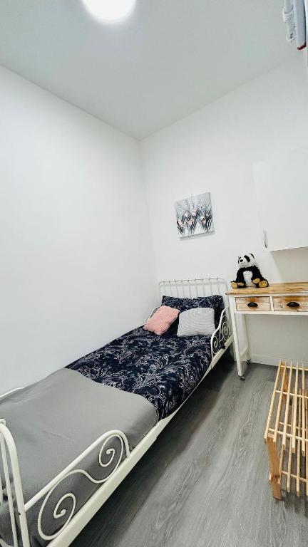 Postel nebo postele na pokoji v ubytování MaiFamilyBCN-Cómodo Y Metro Cercano