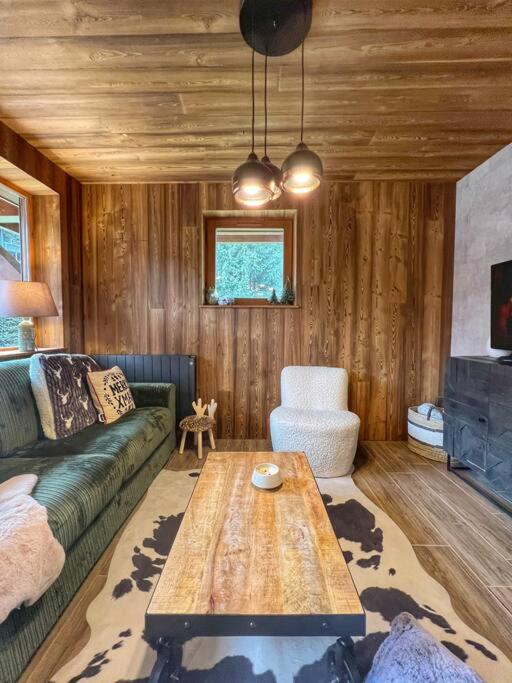 un salon avec un canapé et une table basse dans l'établissement Megève appartement centre ville palais des sports, à Megève