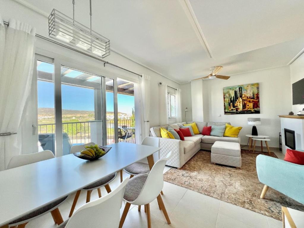 Μια τηλεόραση ή/και κέντρο ψυχαγωγίας στο Stunning apartment with overflow pool and golf view