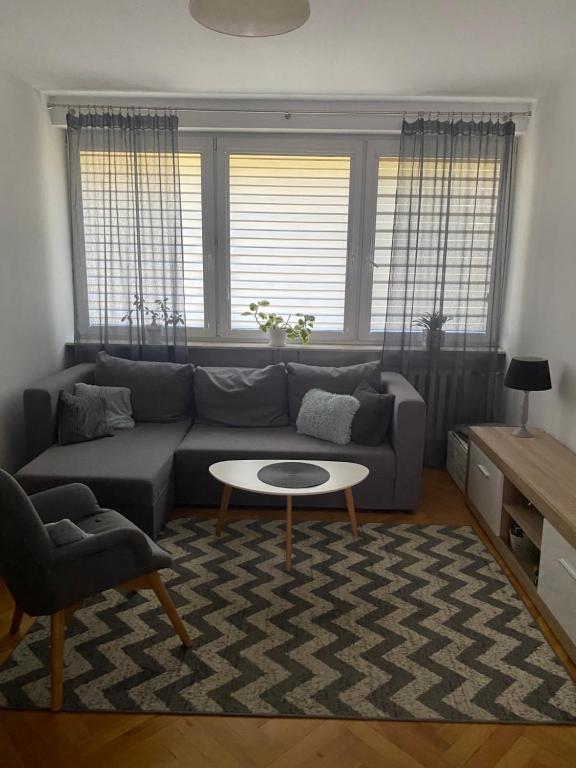 un salon avec un canapé et une table dans l'établissement Kawalerka, à Żyrardów