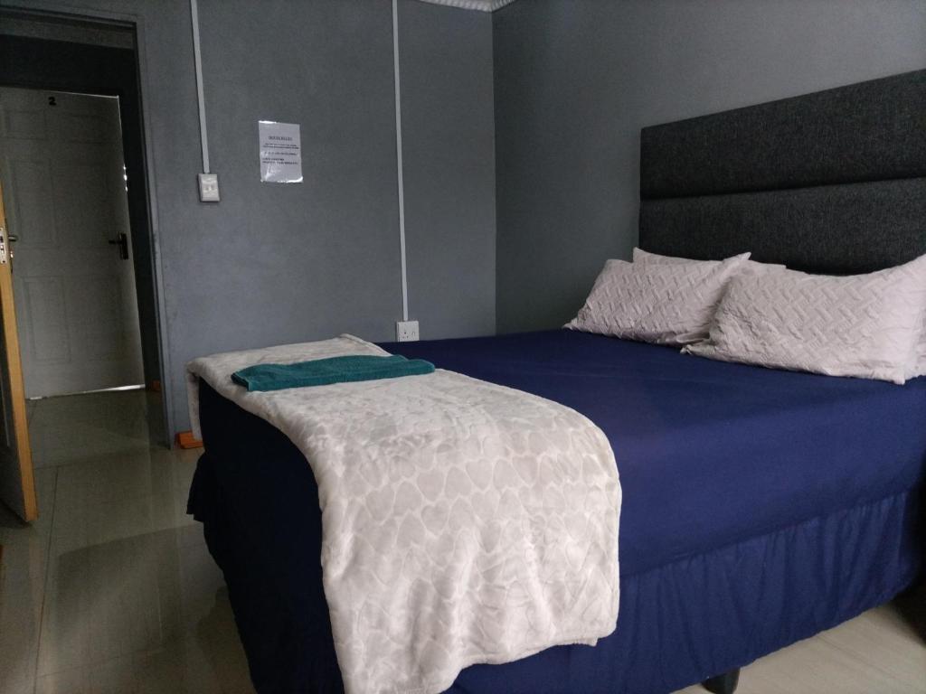 Postel nebo postele na pokoji v ubytování Monarca inn - Affordable Accomodation in makwane molapo location Qwaqwa