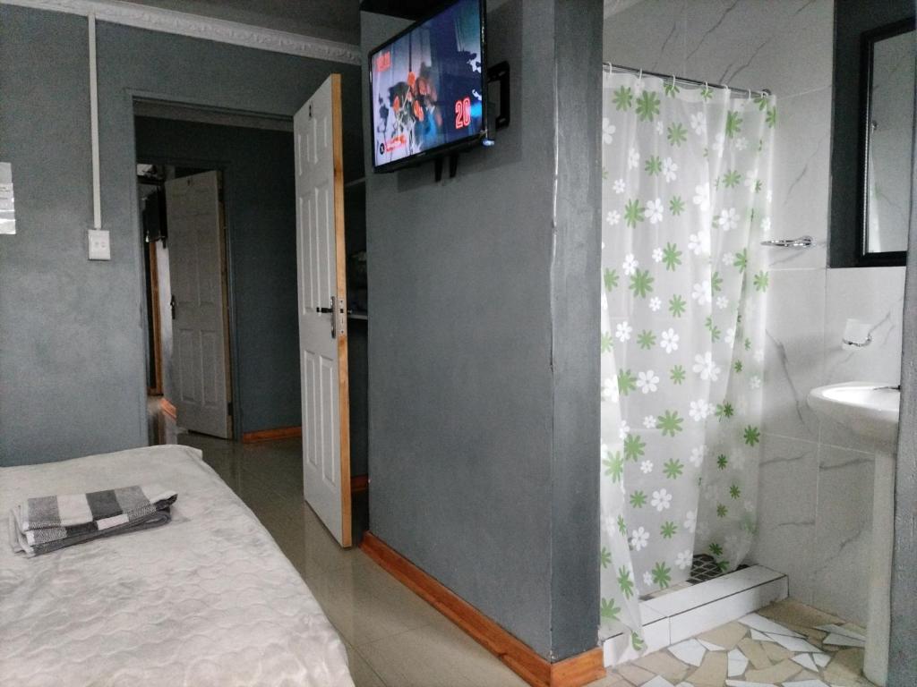 Postel nebo postele na pokoji v ubytování Monarca inn - Affordable Accomodation in makwane molapo location Qwaqwa