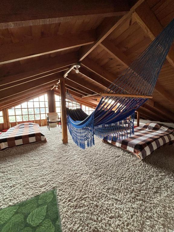 Habitación grande con 2 camas y hamaca. en El Peregrino, en Cota