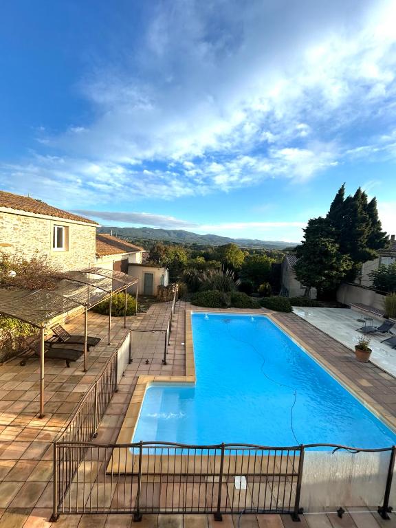 - une piscine dans une villa avec vue dans l'établissement Maison de Margot, à Peyriac-Minervois