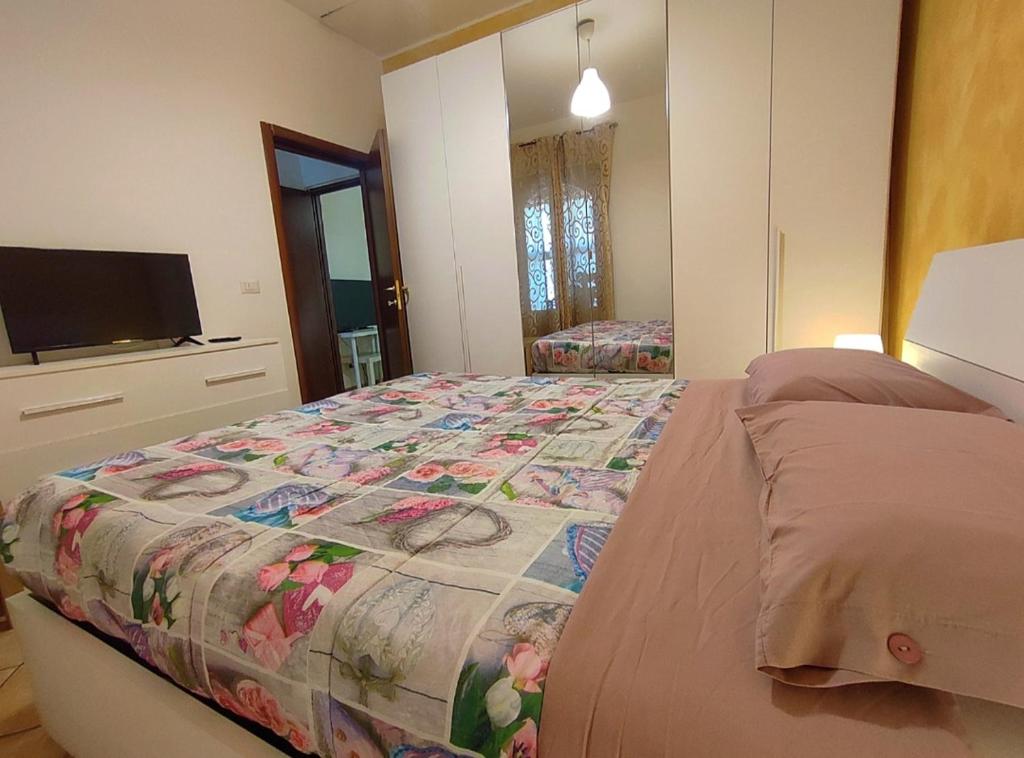A bed or beds in a room at Appartamento Aci Sant'Antonio