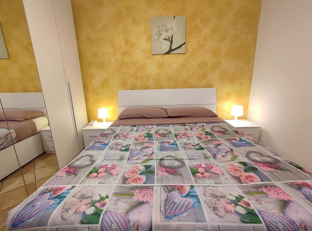A bed or beds in a room at Appartamento Aci Sant'Antonio